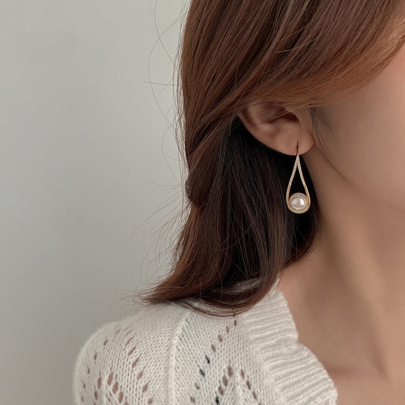 Elegant Teardrop Pearl Dangle Earrings